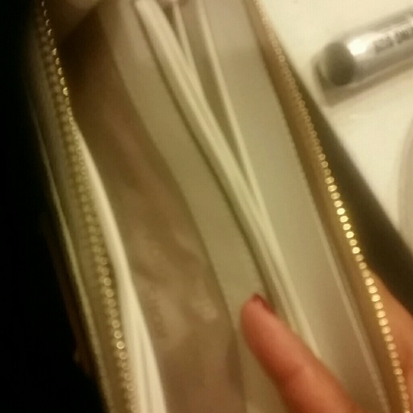 Michael Kors Signature E/W Jet Set Tote & Wallet - Picture 6 of 6